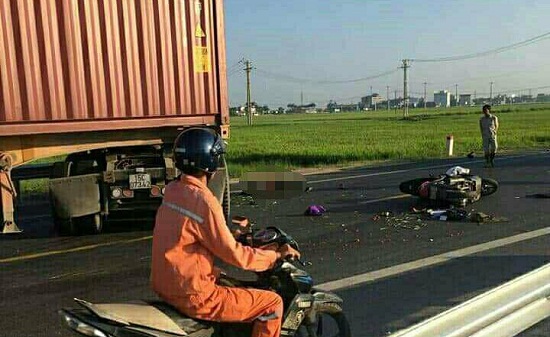 Hai vợ chồng chết thảm sau cú va chạm với xe đầu kéo