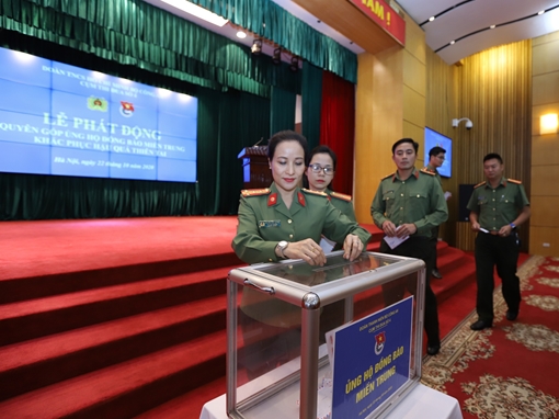 Tuổi trẻ Công an chung tay vì miền Trung ruột thịt