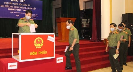 Lãnh đạo, cán bộ, chiến sĩ Bộ Công an bỏ phiếu lựa chọn ứng viên Quốc hội và HĐND các cấp