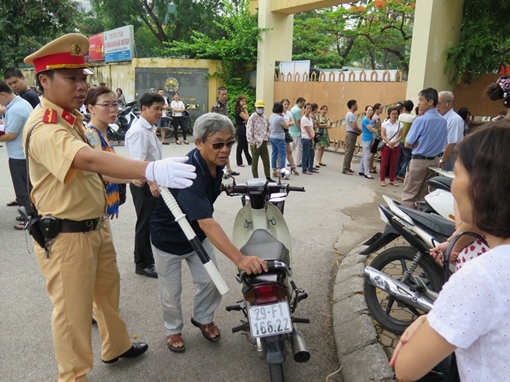 CSGT "bám đường" đảm bảo TTATGT kỳ thi tuyển sinh lớp 10