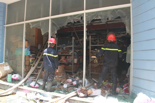 Dập tắt vụ cháy tại một kho hàng trên đường Trường Chinh