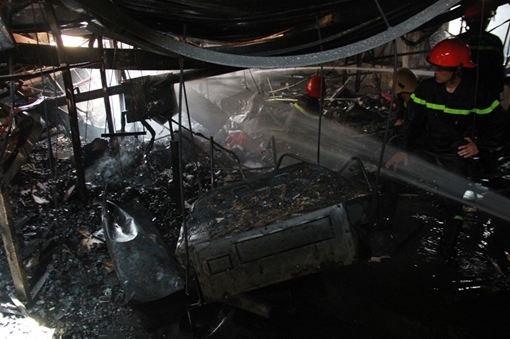 Toàn cảnh vụ cháy tại kho hàng trên đường Trường Chinh