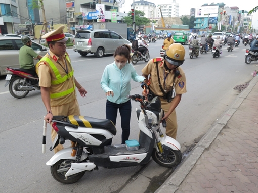 Kiên quyết xử phạt xe đạp, xe máy điện vi phạm luật giao thông - Báo Công  an Nhân dân điện tử