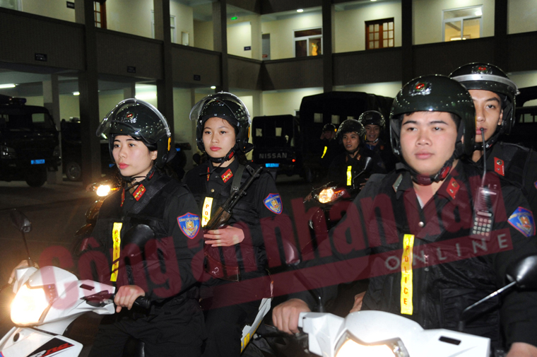 Những "bông hoa thép" đầu tiên của Thủ đô