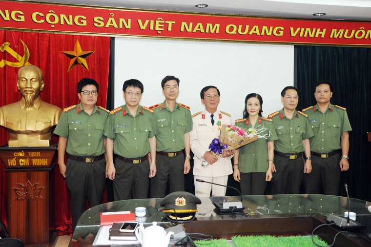 Đại tá Đặng Văn Lân đón nhận Huân chương Bảo vệ Tổ quốc hạng Nhì