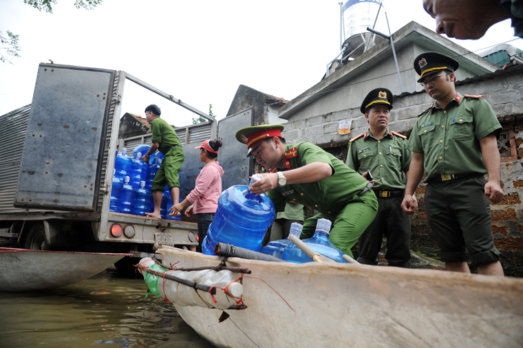 Công an huyện Chương Mỹ giúp dân vùng ngập lụt