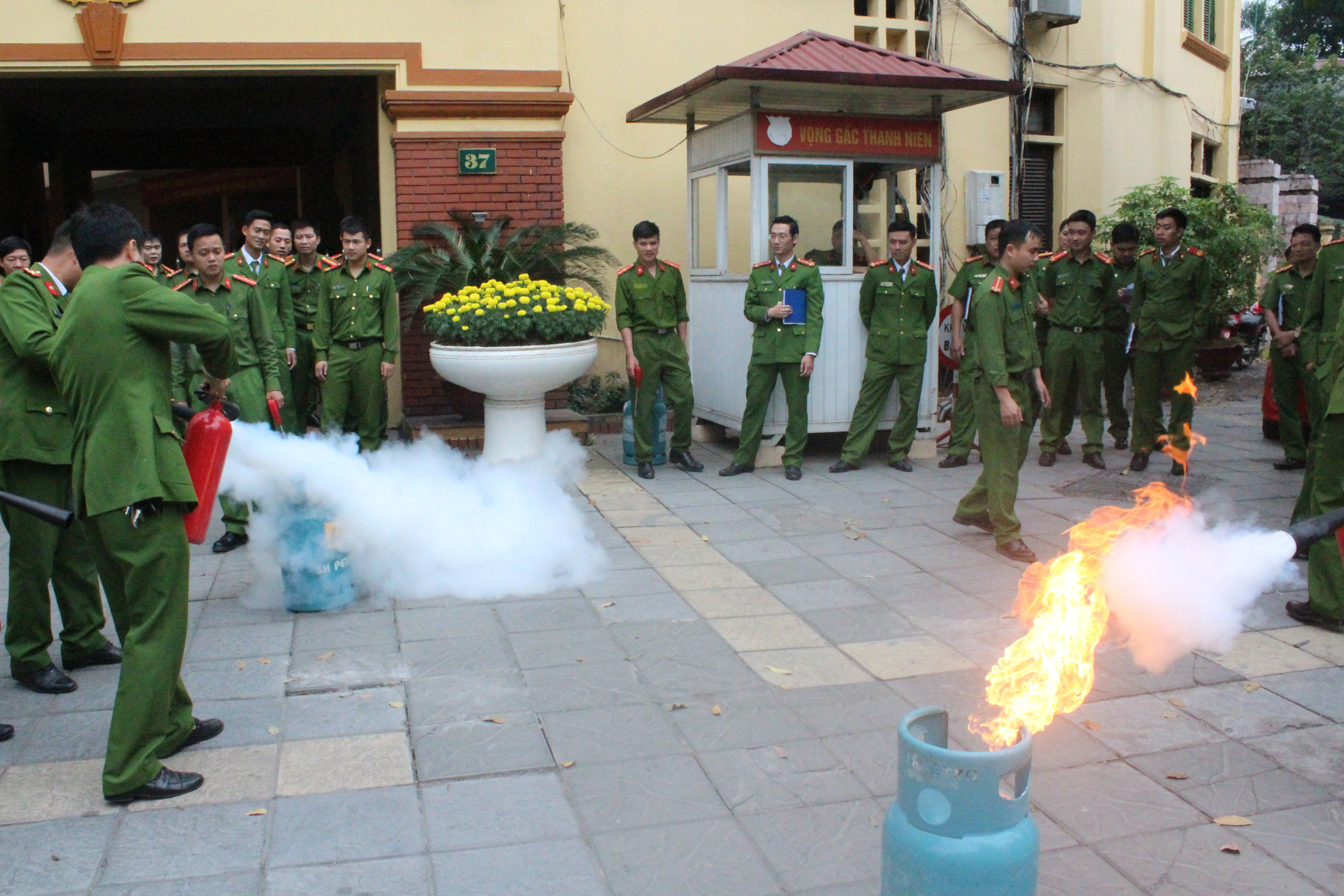 Tập huấn chữa cháy, cứu nạn cứu hộ tại quận Ba Đình