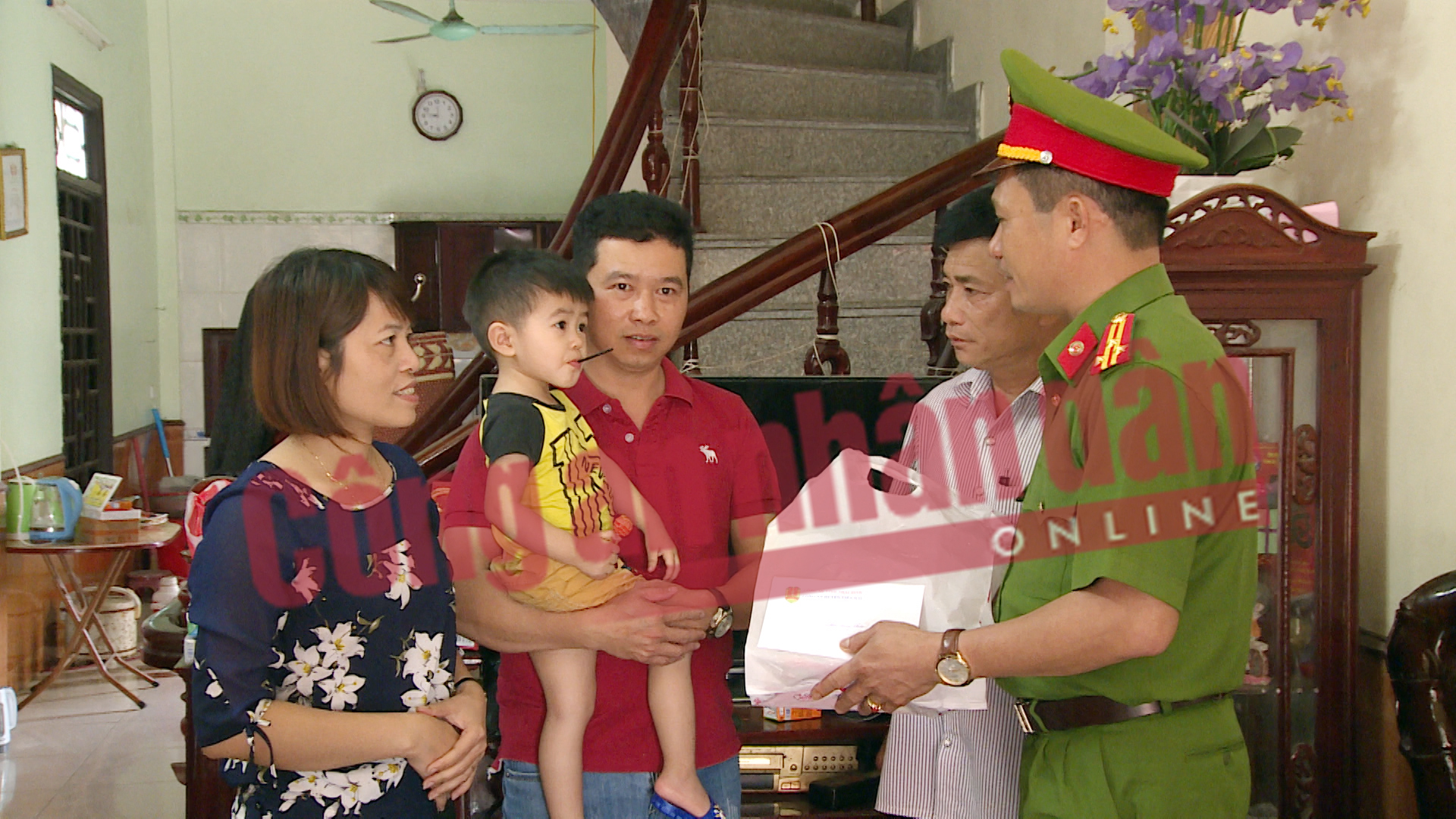 Bé trai mất tích được tìm thấy tại nhà người phụ nữ tâm thần