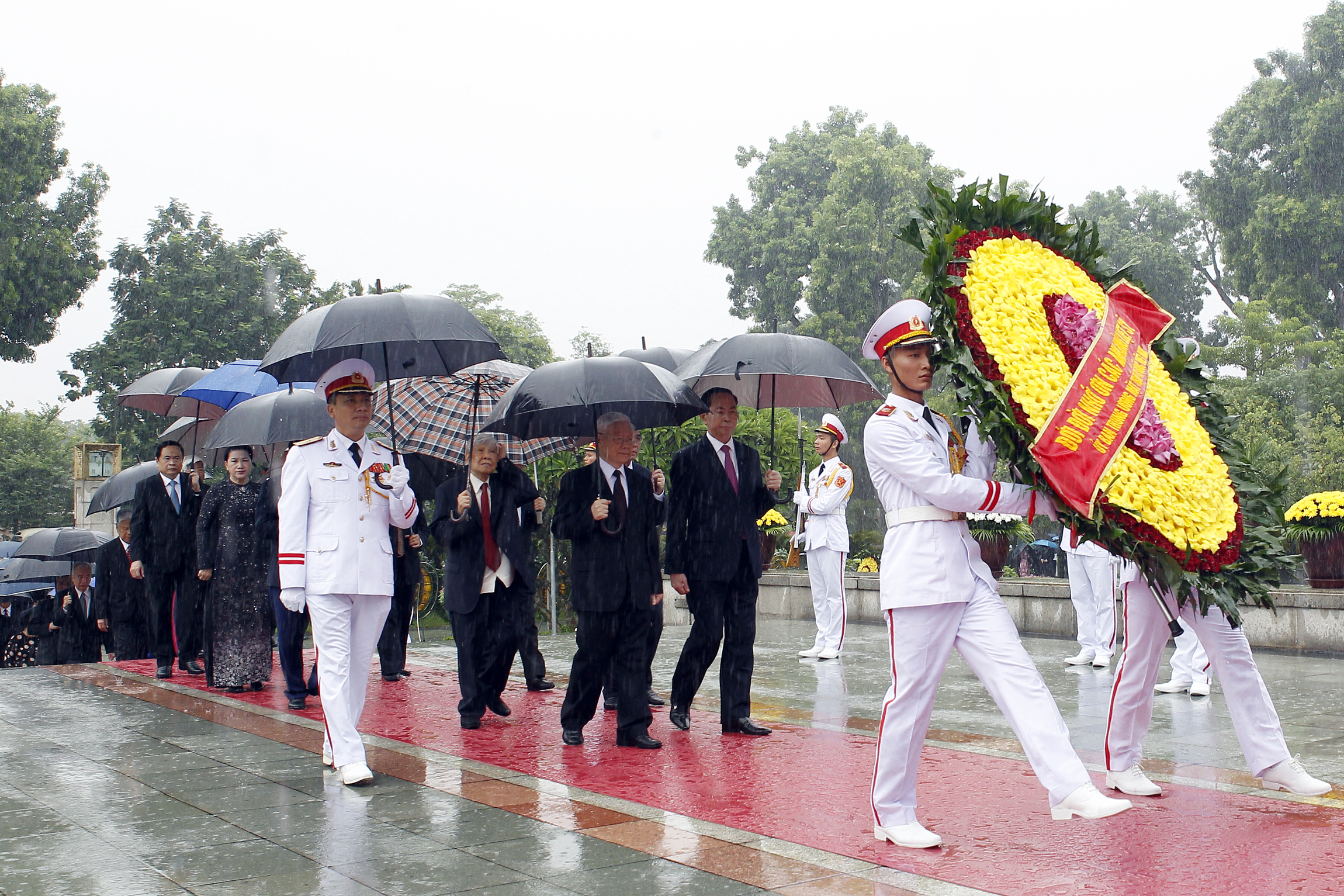 Lãnh đạo Đảng, Nhà nước dâng hương tưởng niệm các Anh hùng liệt sỹ