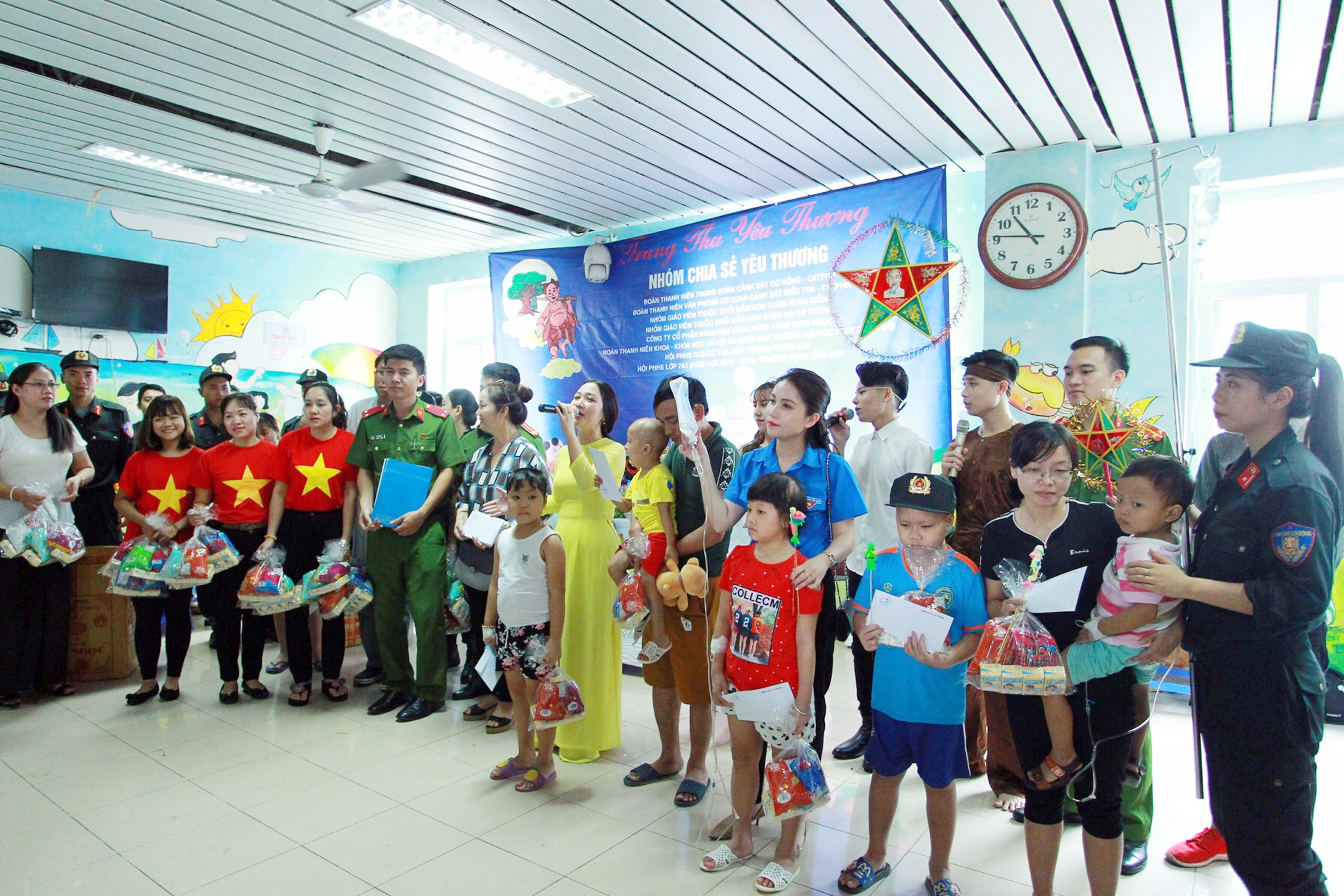 Tuổi trẻ Công an TP Hà Nội mang Tết Trung thu sớm tới bệnh nhân nhi