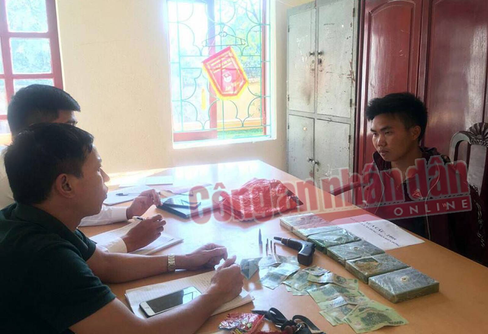 2 đối tượng mang 6 bánh heroin, dùng súng chống trả quyết liệt lực lượng vây bắt