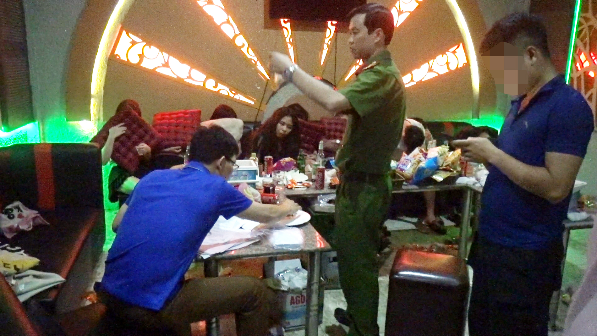 21 thanh niên phê ma túy bay lắc trong quán karaoke ở Hà Giang