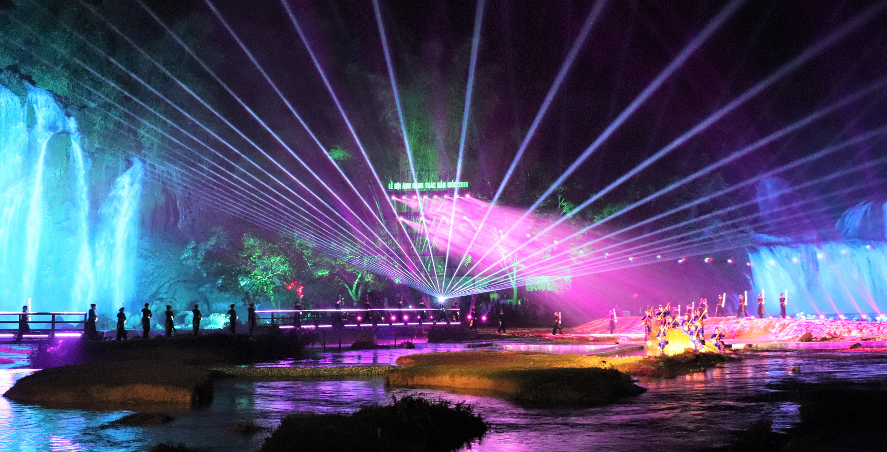 Đêm ánh sáng rực rỡ sắc màu tại thác Bản Giốc