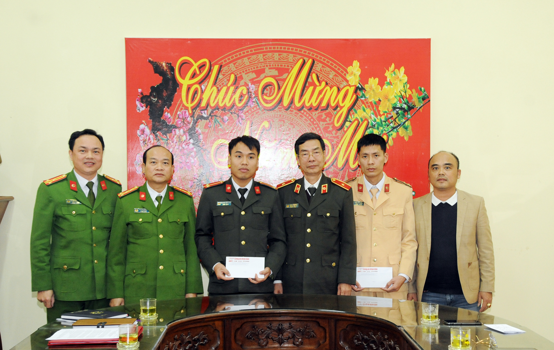 Sẻ chia yêu thương tới cán bộ, chiến sỹ và học sinh huyện Gia Bình