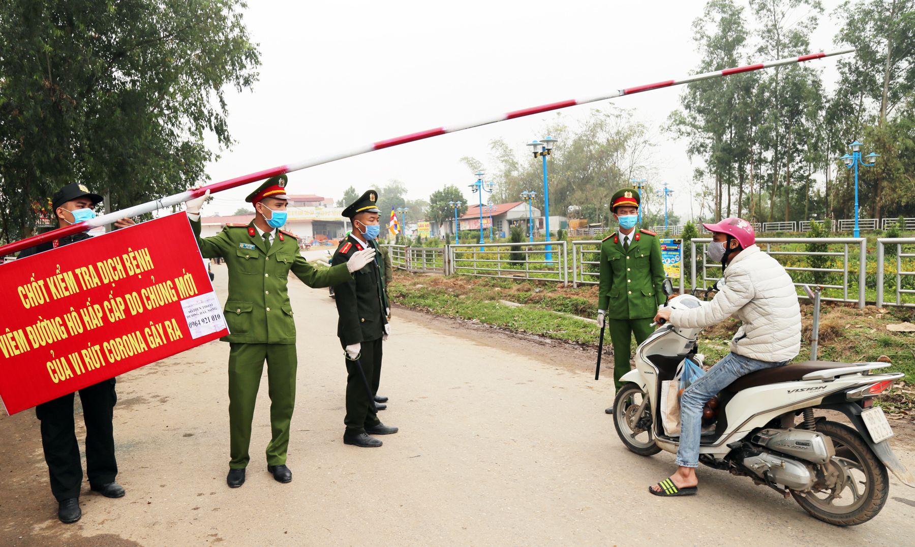 Ngày đầu của vùng quê bị cách ly vì đại dịch Covid-19