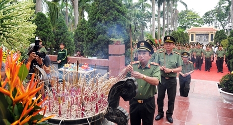 Cục Truyền thông CAND dâng hương tưởng niệm các Anh hùng liệt sỹ