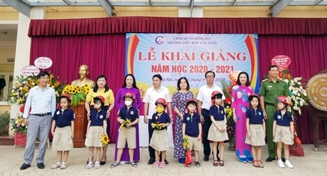 Tặng mũ bảo hiểm, nâng cao nhận thức tham gia giao thông cho các em học sinh lớp 1