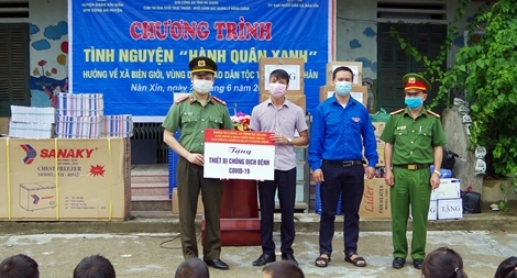 Mang yêu thương tới đồng bào vùng cao xã biên giới