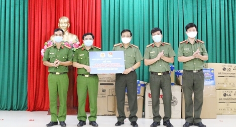 Tuổi trẻ CAND đồng hành cùng CBCS tuyến đầu chống dịch
